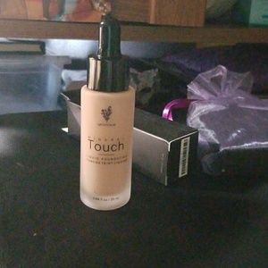 Younique Foundation (Taffeta)